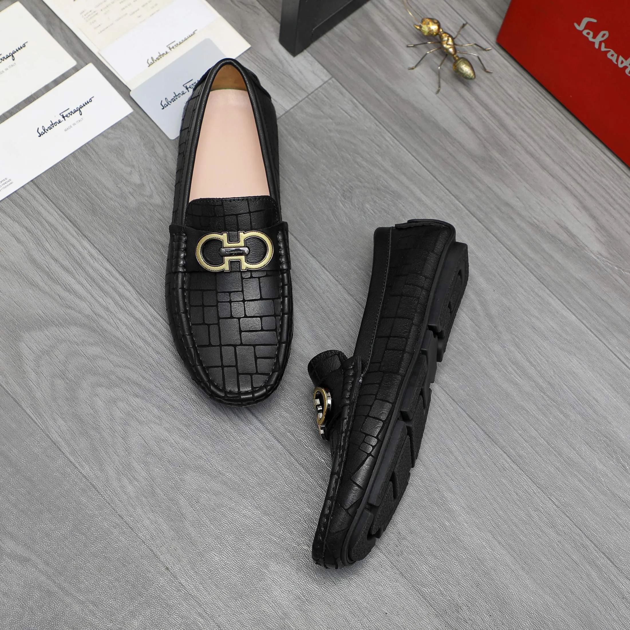 P380 Product trademark: Ferragamo [Ferragamo] Casual slip-on men's shoes Regular size: 38-45 Product material: Selected stone grain cowhide upper, sheepskin lining, rubber outsole